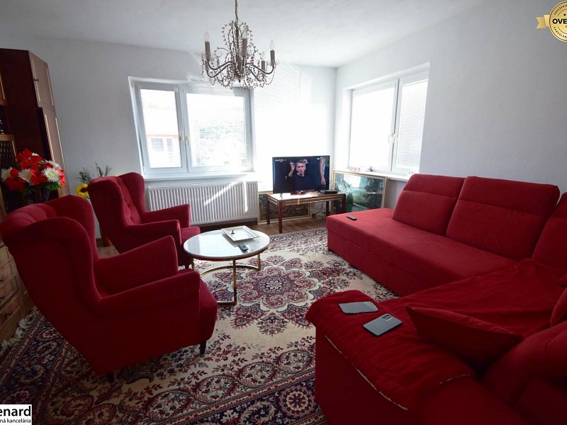 ZREKONŠTRUOVANÝ RODINNÝ DOM, 3 PODLAŽNÝ, PODOLÍNEC;