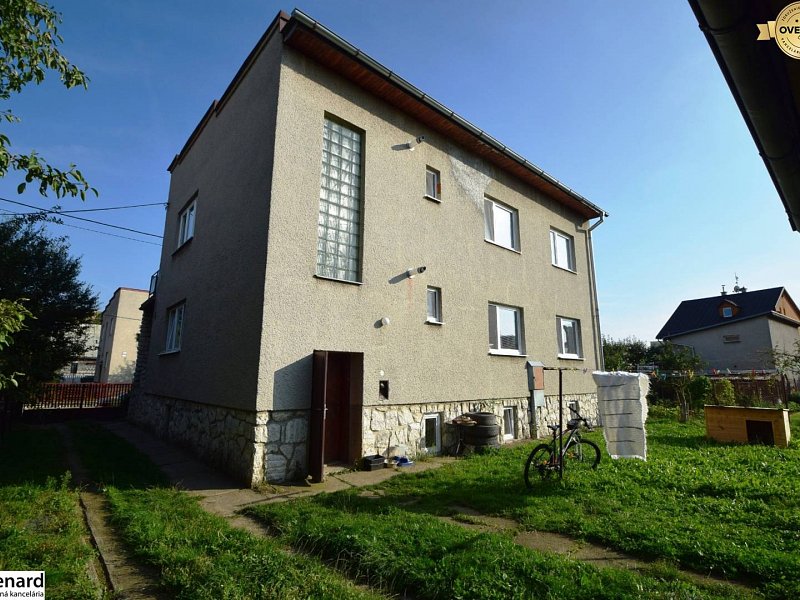ZREKONŠTRUOVANÝ RODINNÝ DOM, 3 PODLAŽNÝ, PODOLÍNEC;