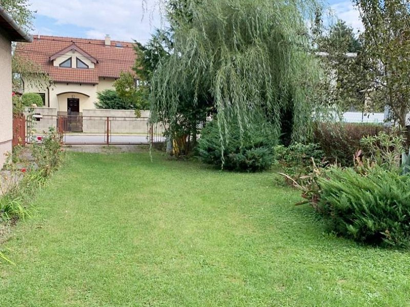 VEĽKORYSÝ POZEMOK 1402m2 SO STARŠÍM DOMOM,  ĽUBOTICE