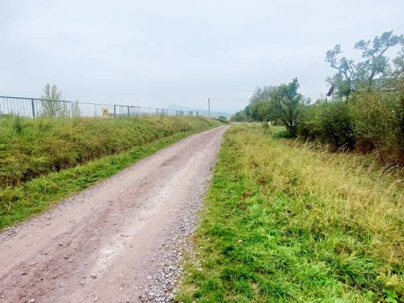 NA PREDAJ POZEMOK VHODNÝ NA VÝSTAVBU RODINNÝCH DOMOV.