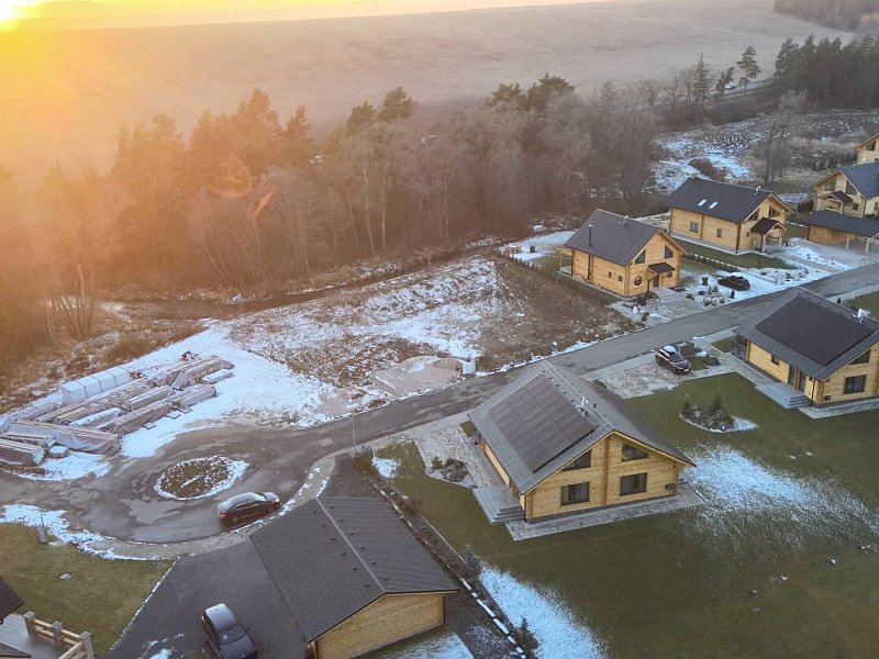 NA PREDAJ rekreačný pozemok so stavebným povolením vo Veľkej Lomnici