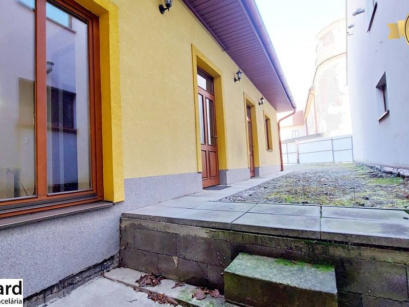 NA PRENÁJOM VEĽKÝ PODKROVNÝ PRIESTOR V BUDOVE NA SLOVENSKEJ ULICI.
