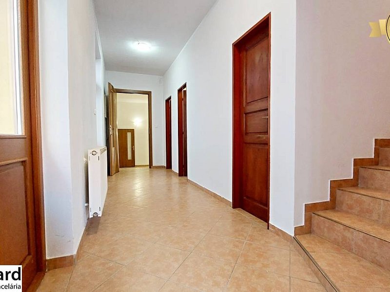 NA PRENÁJOM VEĽKÝ PODKROVNÝ PRIESTOR V BUDOVE NA SLOVENSKEJ ULICI.