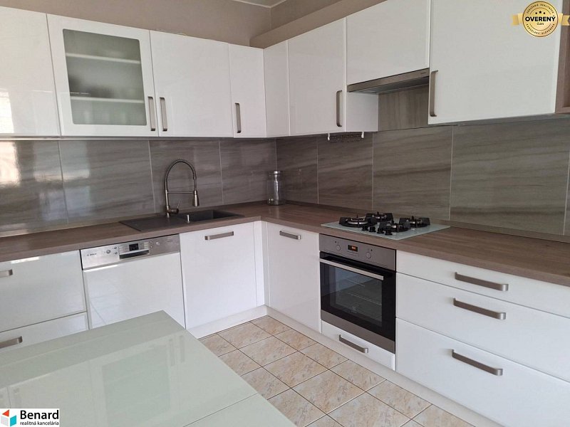 PREDANÝ 3 IZBOVÝ REKONŠTRUOVANÝ BYT, LODŽIA, KOŠICE, SÍDLISKO KVP