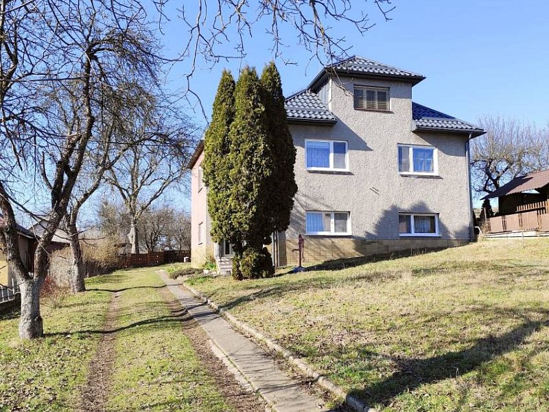 VEĽKÝ RODINNÝ DOM S KRÁSNYM POZEMKOM V OBCI TULČÍK, 2100 m2