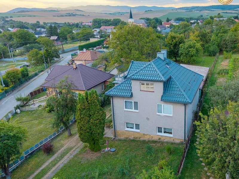 VEĽKÝ RODINNÝ DOM S KRÁSNYM POZEMKOM V OBCI TULČÍK, 2100 m2