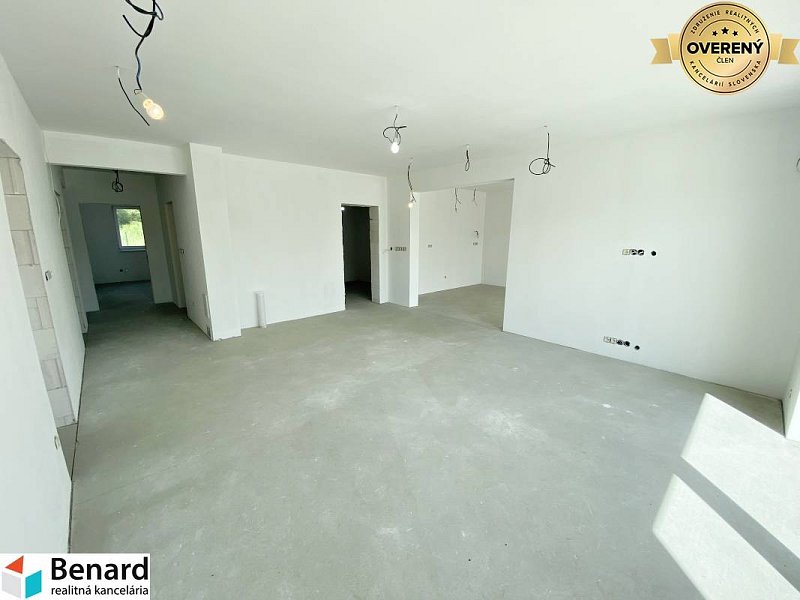 PREŠOV-ĽUBOVEC, SKOLAUDOVANÁ NOVOSTAVBA DOKONČENÁ V ŠTANDARDE