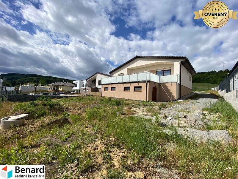 PREŠOV-ĽUBOVEC, SKOLAUDOVANÁ NOVOSTAVBA DOKONČENÁ V ŠTANDARDE