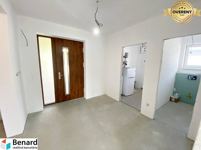 PREŠOV-ĽUBOVEC, SKOLAUDOVANÁ NOVOSTAVBA DOKONČENÁ V ŠTANDARDE