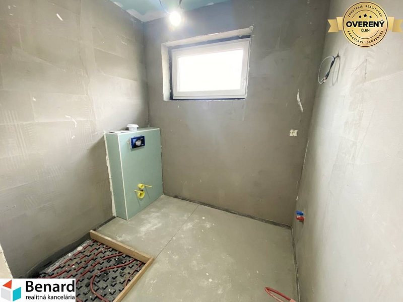 PREŠOV-ĽUBOVEC, SKOLAUDOVANÁ NOVOSTAVBA DOKONČENÁ V ŠTANDARDE