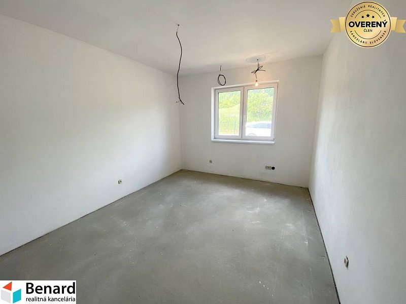 PREŠOV-ĽUBOVEC, SKOLAUDOVANÁ NOVOSTAVBA DOKONČENÁ V ŠTANDARDE