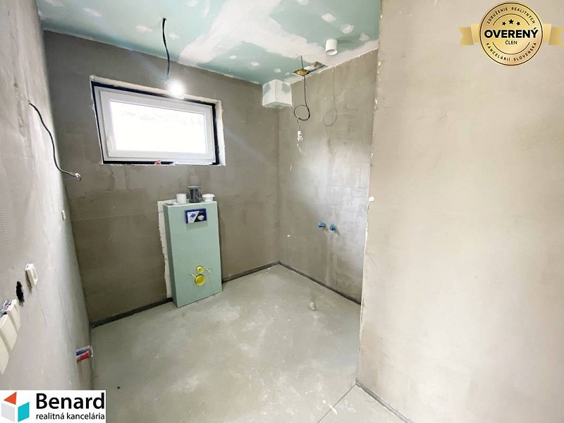 PREŠOV-ĽUBOVEC, SKOLAUDOVANÁ NOVOSTAVBA DOKONČENÁ V ŠTANDARDE