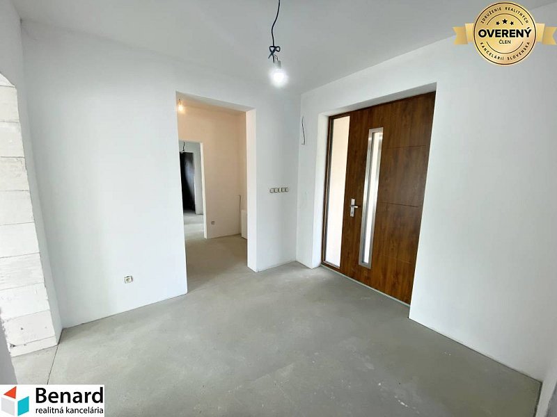 PREŠOV-ĽUBOVEC, SKOLAUDOVANÁ NOVOSTAVBA DOKONČENÁ V ŠTANDARDE