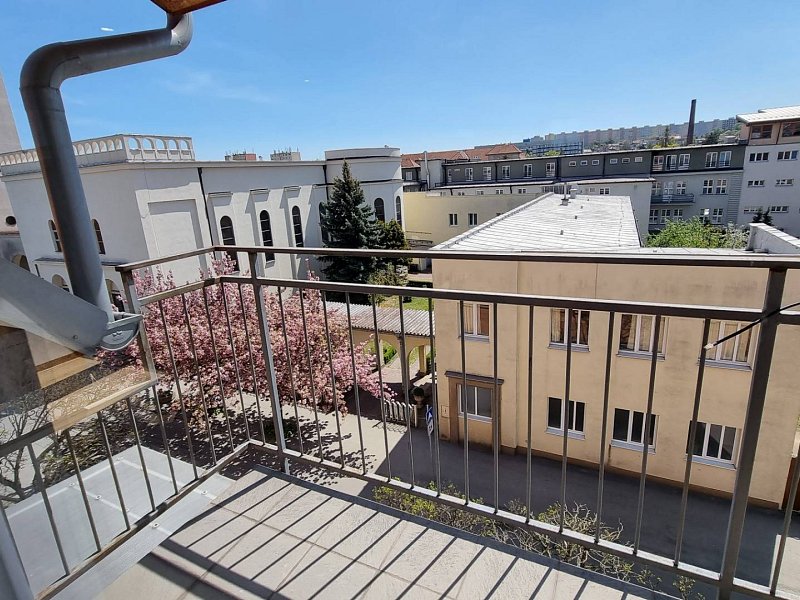 PRENAJATÉ: Na prenájom  4 - izb. mezonet v blízkosti centra