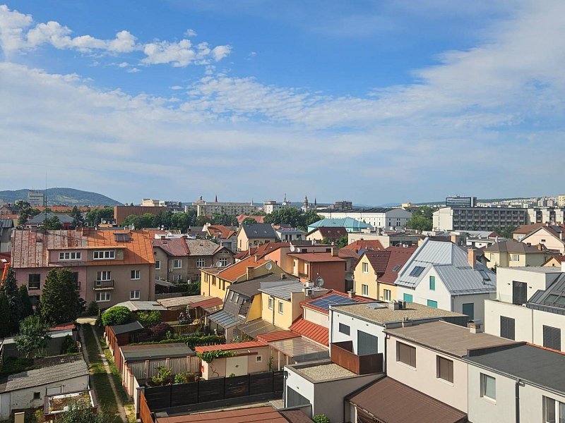 PRENAJATÉ: Na prenájom  4 - izb. mezonet v blízkosti centra