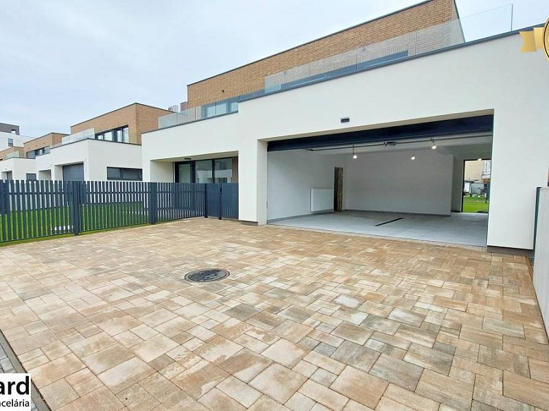 MODERNÝ 5 IZB.RODINNÝ DOM, CENTRUM POPRADU, s POZEMKOM 546 m2