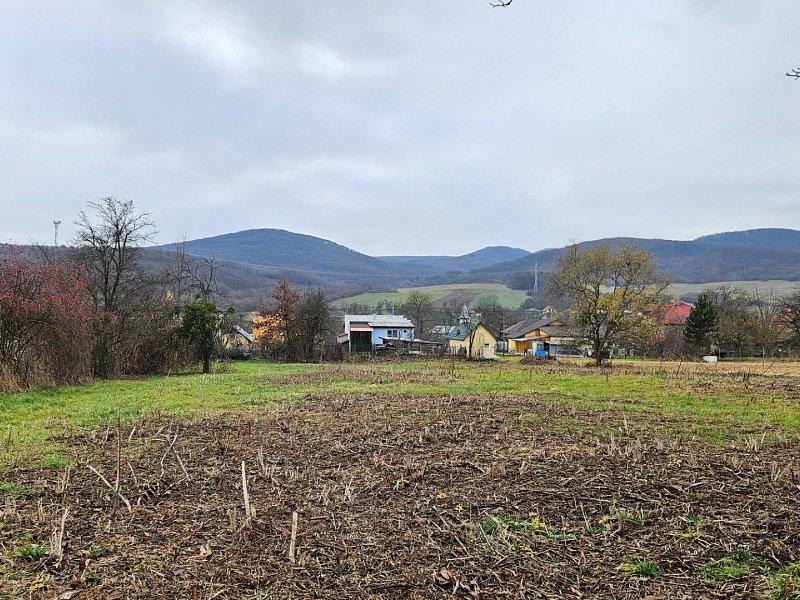 Priestranný stavebný pozemok v obci Kalša, okres Košice-okolie