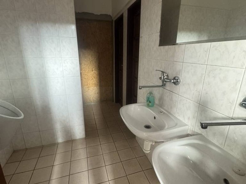 Prevádzková budova v obci Ľubotín na predaj 