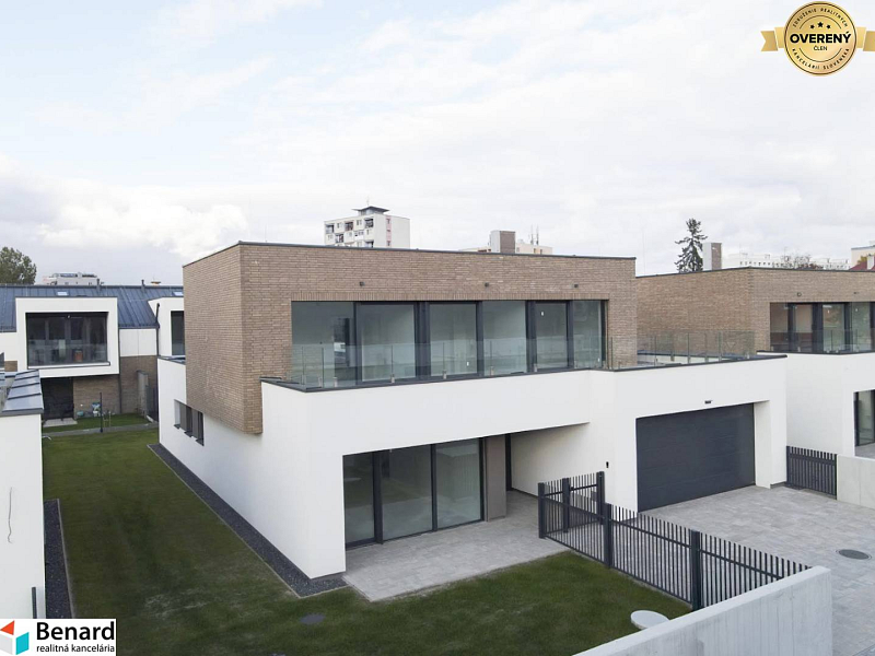 MODERNÝ 5 IZB.RODINNÝ DOM, CENTRUM POPRADU, s POZEMKOM 546 m2