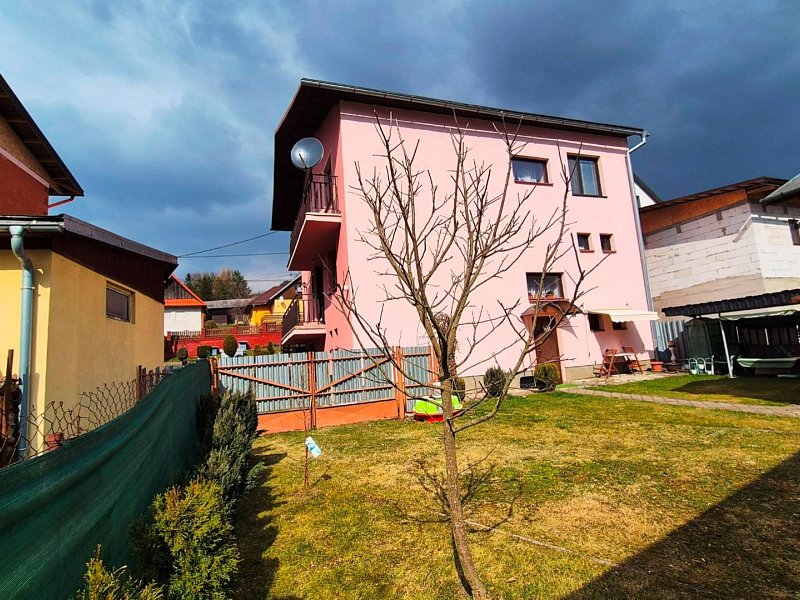 UDRŽIAVANÝ 6 IZBOVÝ RODINNÝ DOM, 1242m2, ÚDOL, 