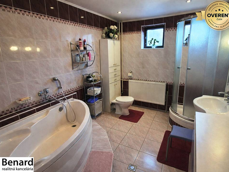 UDRŽIAVANÝ 6 IZBOVÝ RODINNÝ DOM, 1242m2, ÚDOL, 