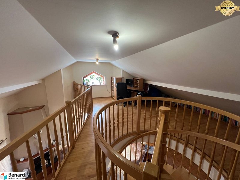 Priestranný rodinný dom s predajňou a veľkým pozemkom