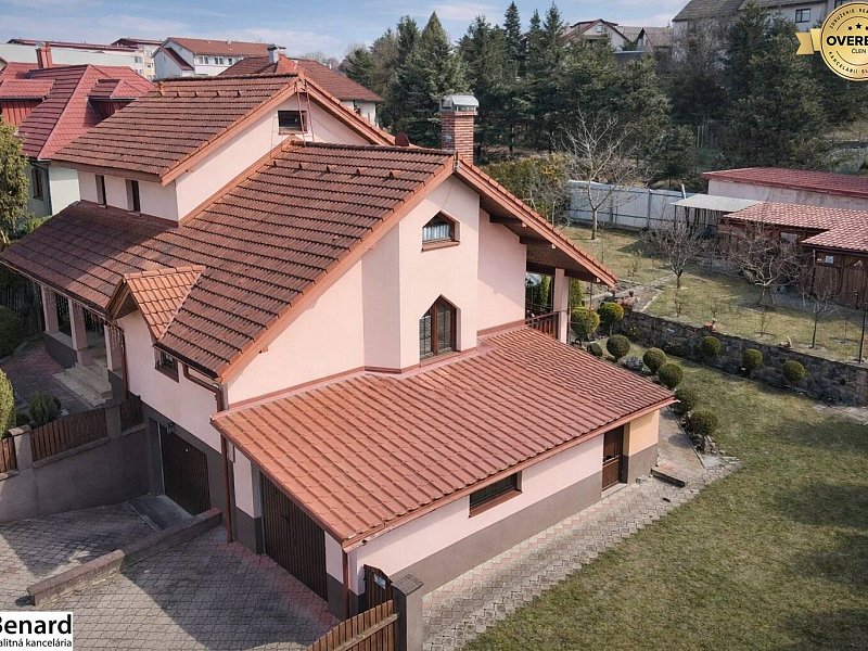 Priestranný rodinný dom s predajňou a veľkým pozemkom