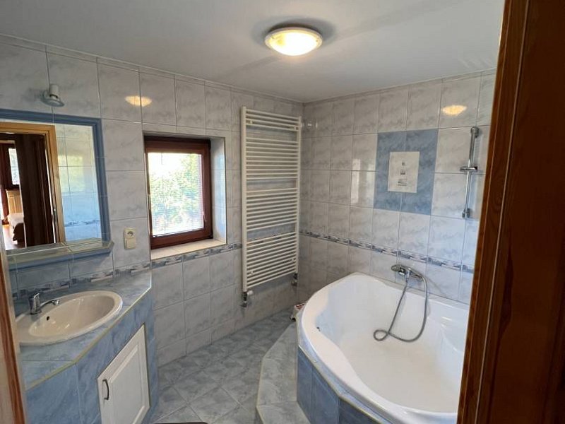 Priestranný rodinný dom s predajňou a veľkým pozemkom