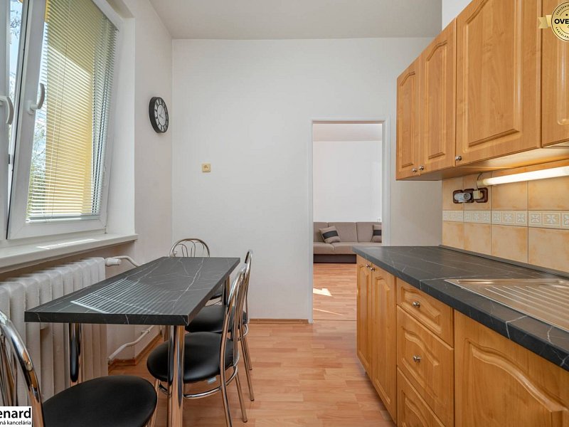 NA PREDAJ SLNEČNÝ 2 izb. byt, ŠIRŠIE CENTRUM s VÝHĽADOM do záhrad. 