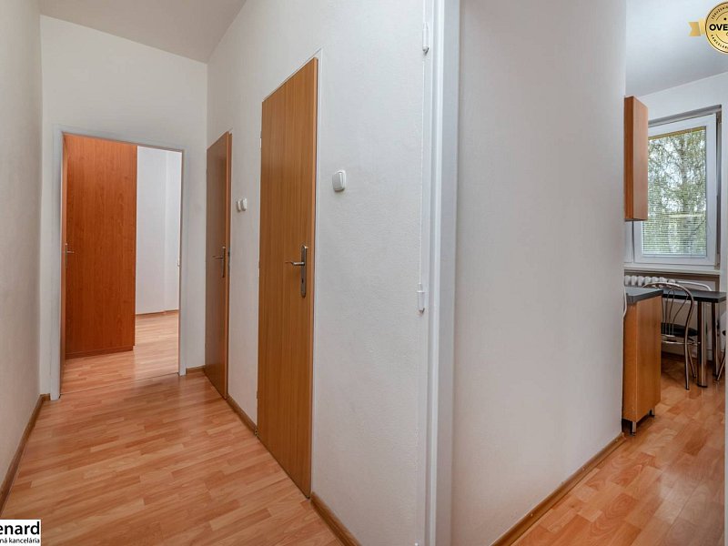 NA PREDAJ SLNEČNÝ 2 izb. byt, ŠIRŠIE CENTRUM s VÝHĽADOM do záhrad. 