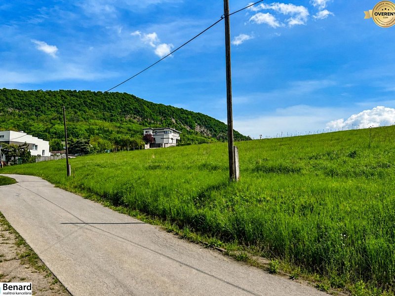 Priestranný stavebný pozemok 2 441 m² vo Finticiach