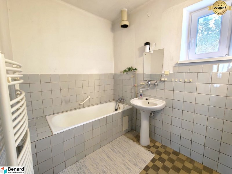 RODINNÝ DOM S VEĽKÝM POZEMKOM V OBCI TULČÍK, 2102 m2
