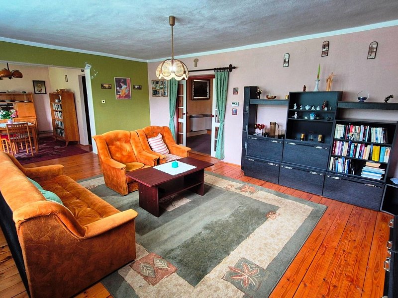 RODINNÝ DOM S 2 BYTMI, POZEMOK 1032m2; PODOLÍNEC