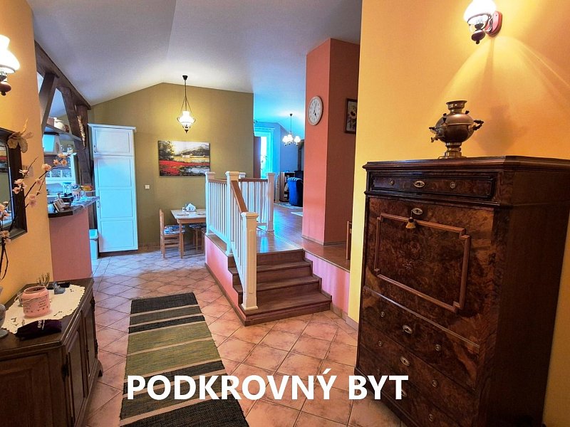 RODINNÝ DOM S 2 BYTMI, POZEMOK 1032m2; PODOLÍNEC