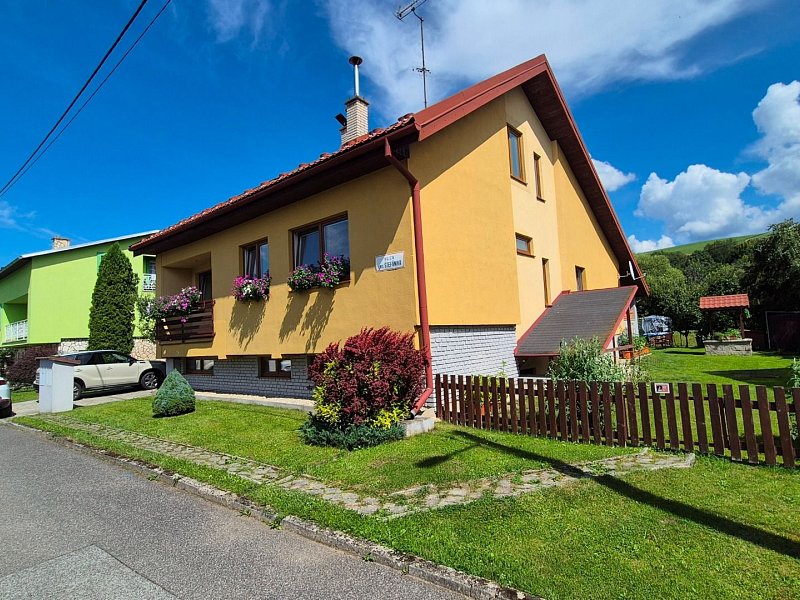 RODINNÝ DOM S 2 BYTMI, POZEMOK 1032m2; PODOLÍNEC
