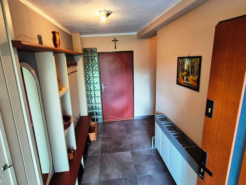 RODINNÝ DOM S 2 BYTMI, POZEMOK 1032m2; PODOLÍNEC