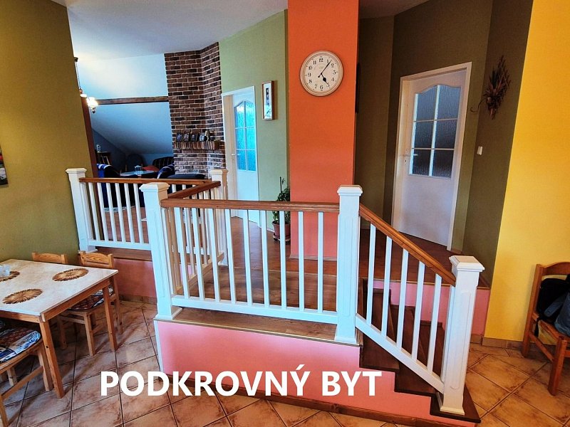 RODINNÝ DOM S 2 BYTMI, POZEMOK 1032m2; PODOLÍNEC