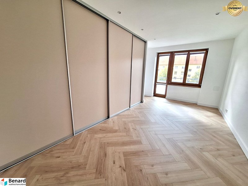 PRENÁJOM NOVOREKONŠTRUOVANÝ 2 IZBOVÝ BYT, BALKÓN, PREŠOV, UL. PAVL.NÁM